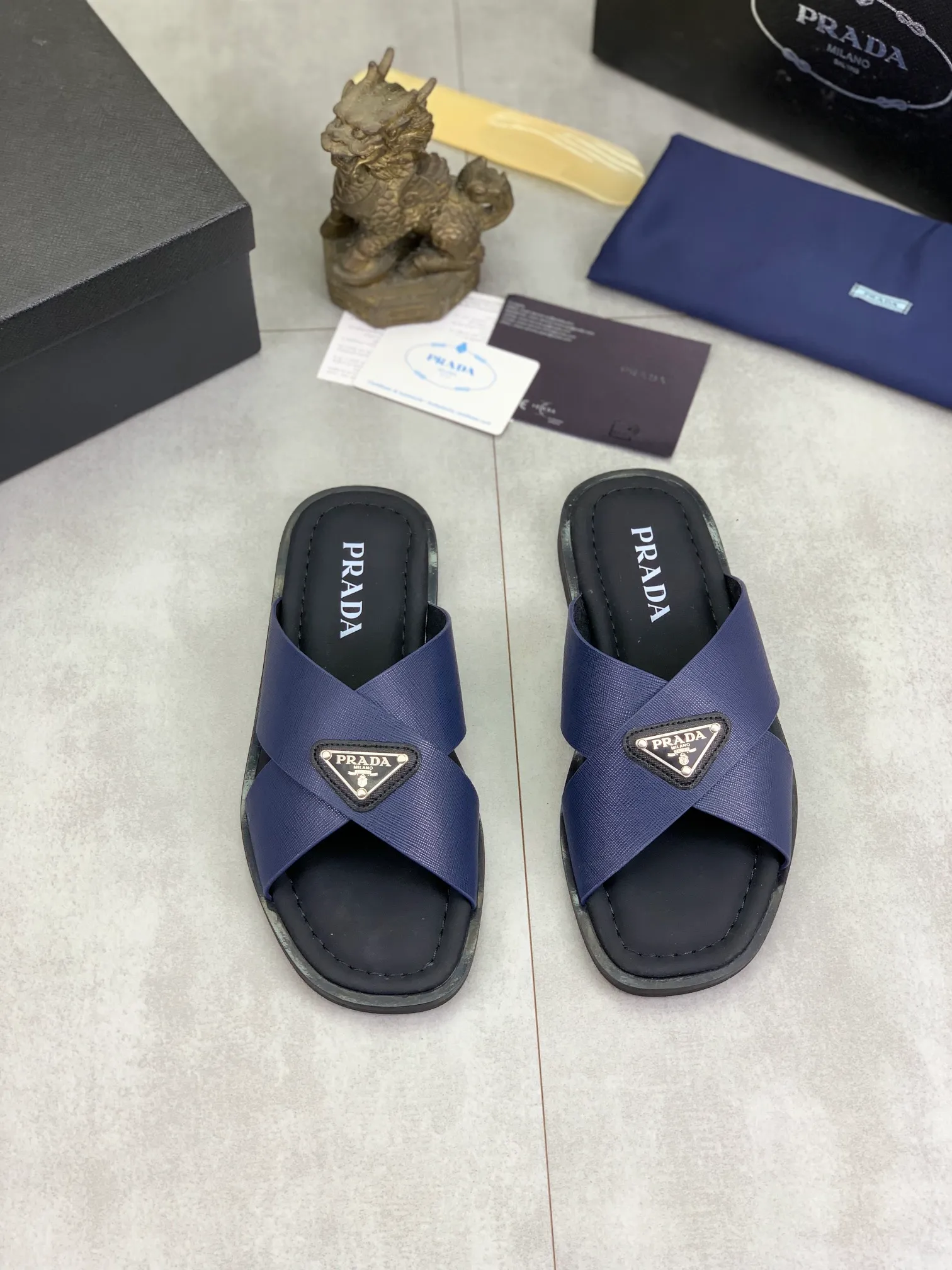 Men's shoes 💰P300💰【New style】🎁🎁🎁 PRADA Prada's new casual slippers, original official website 1:1, perfect workmanship, transmitting a kind of noble luxury, sublimating its definition of luxury in Prada's high-end extraordinary craftsmanship. Original combination outsole, code number: 38-44 (45 customized) 4️⃣colors🉑️ to choose from